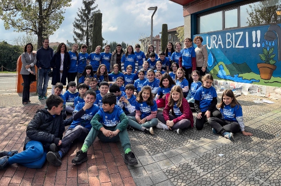 Escolares de Amurrio pintan un mural sobre el ciclo del agua en la oficina del servicio de atención al usuario de Urbide 